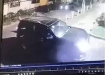 Kidnappers caught on CCTV footage abducting their victim (video)