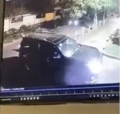 Kidnappers caught on CCTV footage abducting their victim (video)