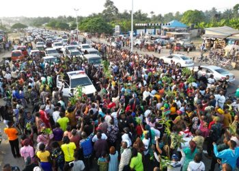 Mammoth crowd welcomes YPP Governorship candidate,  Senator Akpan back from prison in Akwa Ibom