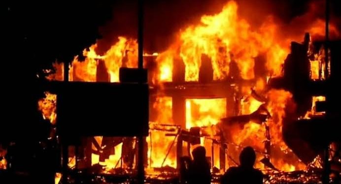 Angry youths set ablaze Iree Oba palace in Osun