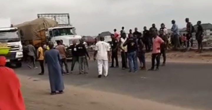 Fuel scarcity: Protesters block Lagos-Benin expressway 