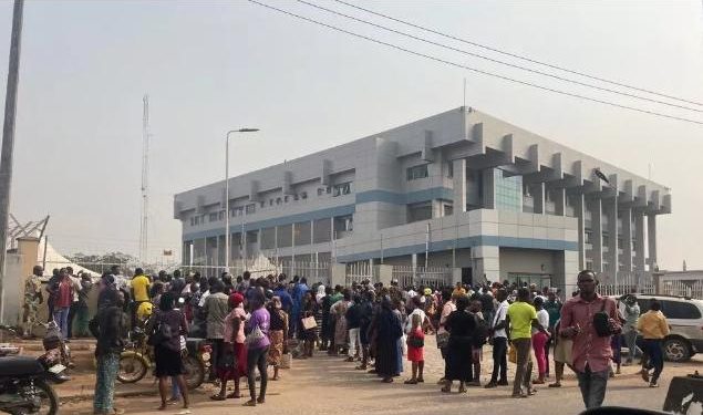 Police take over Ondo CBN office as residents protest banks’ rejection of old naira notes