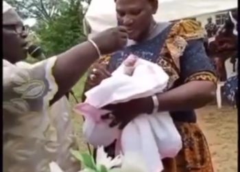 Woman prays for newborn to be among those who will use pen to embezzle Nigeria’s money (video)