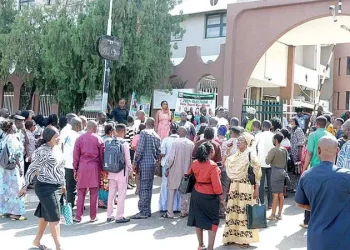 Civil servants dismiss pay rise report