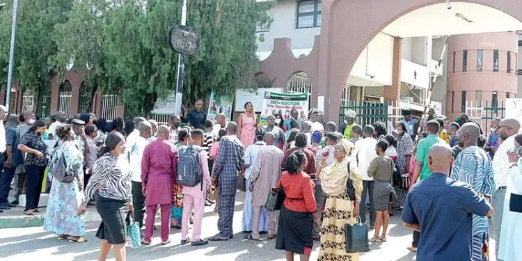 Civil servants dismiss pay rise report