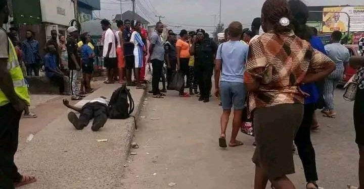 Man slumps, dies by roadside in Port Harcourt
