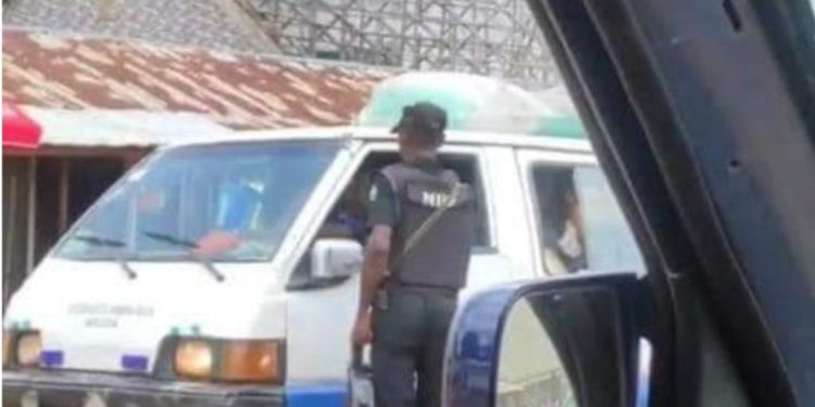 Anambra CP orders investigation into video of policeman collecting bribe at checkpoint