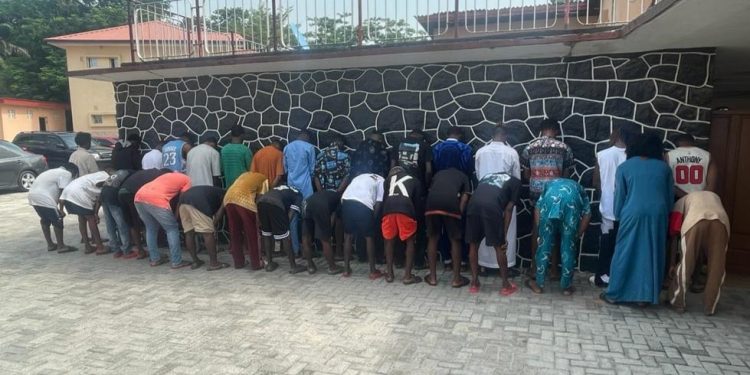 Lagos: EFCC arrests crossdresser, 32 others for alleged internet fraud