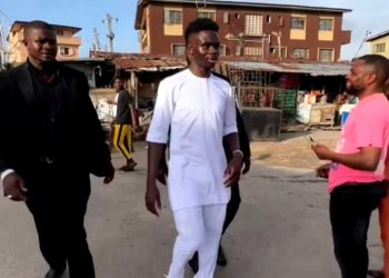 Up Gunners: Nigerian football fans scream after spotting Arsenal star, Bukayo Saka at Somolu in Lagos state (video)