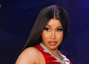Cardi B throws mic at fan who splashed her drink on stage (Video) 