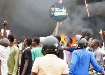 Niger coup: Citizens attack politicians on the street, set Ruling party HQ on fire (videos)