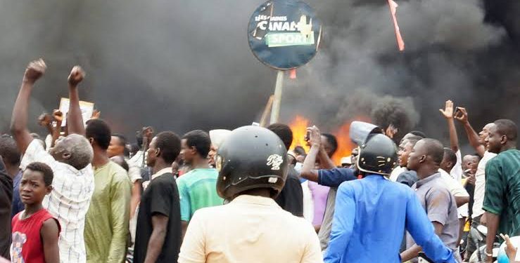 Niger coup: Citizens attack politicians on the street, set Ruling party HQ on fire (videos)