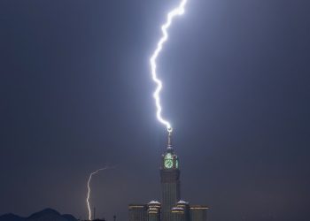 Schools, mosques, businesses shut down after fierce winds and lightning hits Mecca, Saudi Arabia 