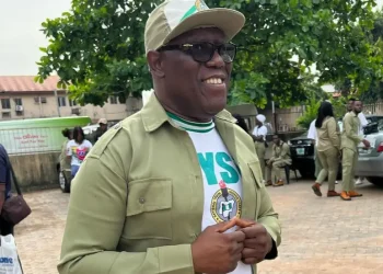 ‘Baba wan enter politics?’ Mixed reactions trail Kenny Ogungbe’s NYSC photo