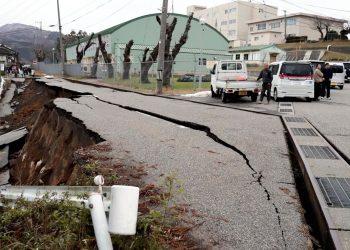 7.5 magnitude earthquake hits central Japan, triggers tsunami alert