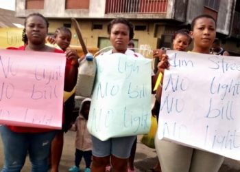 ‘Our husbands don’t touch us at night because of heat’- Rivers women stage protest (photo)
