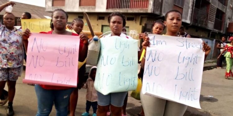 ‘Our husbands don’t touch us at night because of heat’- Rivers women stage protest (photo)