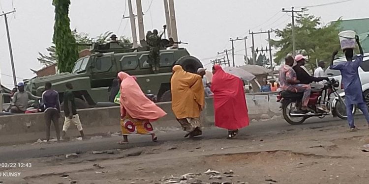 Soldiers open fire as hoodlums hijack trucks and steal food items in Niger State
