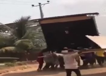 Man takes back container he bought for his girlfriend after she broke up with him (Video)