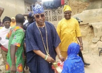 Ramadan: Oluwo distributes food items, cash to residents