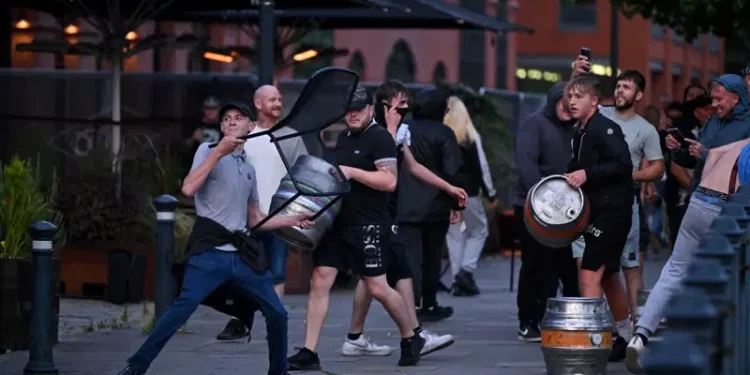 Protesters in UK loot shops as Starmer vows far-right rioters will ‘regret’ action