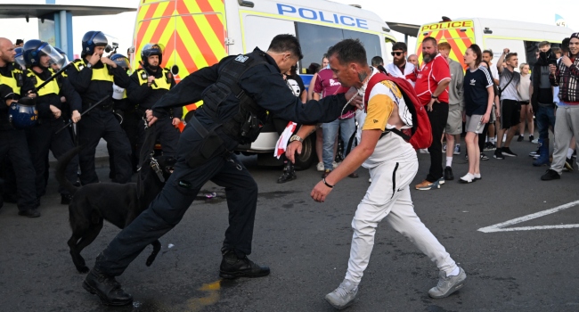 UK PM To Hold Emergency Meeting Over Far-Right Riots
