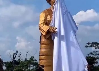 Reactions as Ooni of Ife unveils golden statue of First Lady Oluremi Tinubu