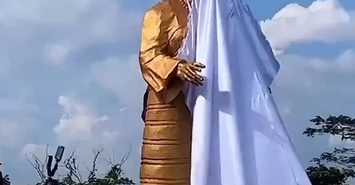 Reactions as Ooni of Ife unveils golden statue of First Lady Oluremi Tinubu