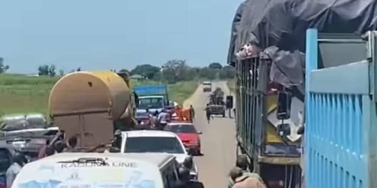 Bandits shoot Retired General heading Zamfara state security outfit, abduct travelers