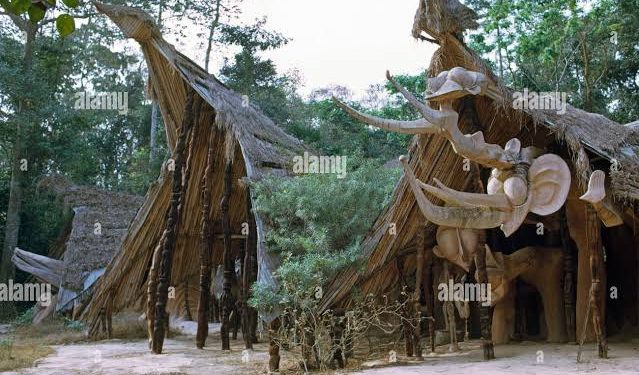 Ogun Monarch, Olu Of Orile Ilawo, seals off Ogboni house, as community members hail sacking of errant chiefs