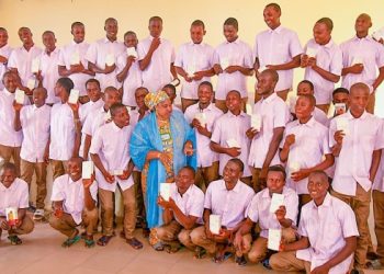 Kaduna Govt Gifts ₦100,000, Smartphones To Released Protesters