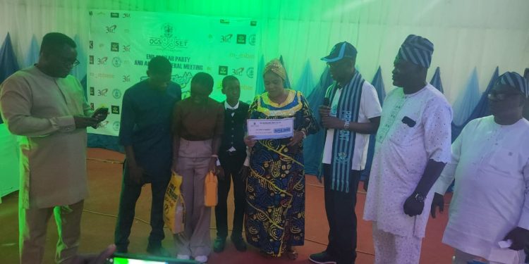 Old Grammarian Society Celebrates End Of Year Party, Remembers Deceased Colleagues