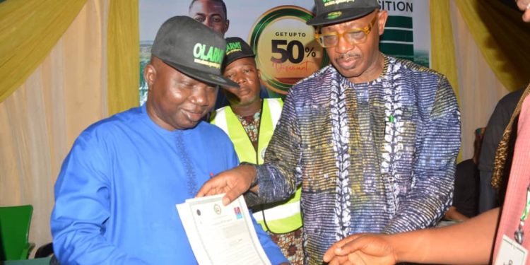 Ogun government Distributes C Of O To Homeowners in Ifo