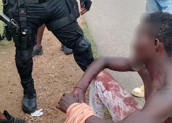 Woman stabs boyfriend with broken bottle after he questioned her whereabouts