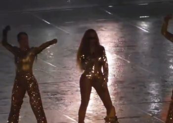 Beyonce’s pants falls during her performance in London
