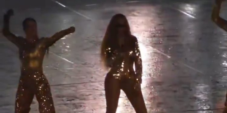 Beyonce’s pants falls during her performance in London