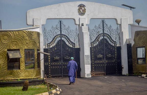 Awujale: How Desperate Can A man be, Gbenga Odugbesan Carpets Abimbola Onabanjo