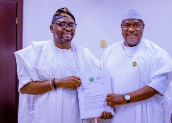Adelabu, Akume pose with resignation letter after minister’s exit from Tinubu’s cabinet