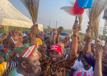 Assembly Minority Leader Adeleye, Hundreds Of PDP Excos Join APC In Ogun