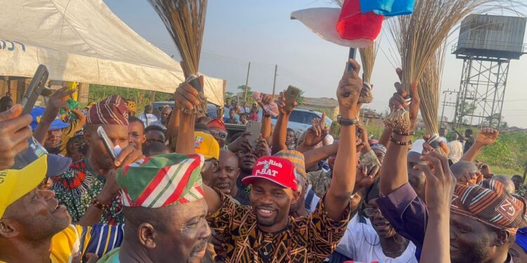 Assembly Minority Leader Adeleye, Hundreds Of PDP Excos Join APC In Ogun